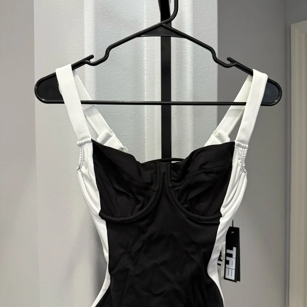 TA3 Lifty Contour Black And White One Piece Reg/Long Shapewear Swimsuit XS D/DD - Picture 2 of 8